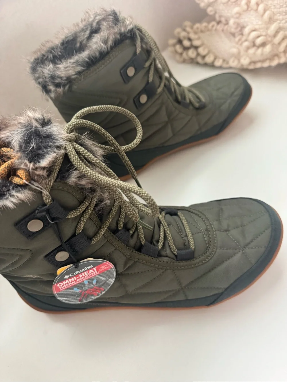 Columbia Women’s Sz 10 - Minx Shorty Army Green Winter Boots w/Faux Fur Collar